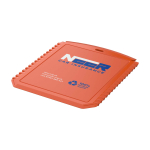 Grattoir à glace rectangulaire en plastique recyclé couleur orange vue avec impression sérigraphique