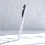 Roller recyclé corps gomme écriture douce encre noire vue d'ambiance