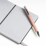 Stylo en aluminium rétractable avec détails argentés encre bleue couleur or rose vue d'ambiance