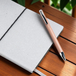 Stylo en aluminium rétractable avec détails argentés encre bleue vue d'ambiance