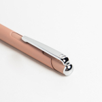 Stylo en aluminium rétractable avec détails argentés encre bleue