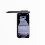 Stylo en aluminium rétractable avec détails argentés encre bleue vue d'ambiance