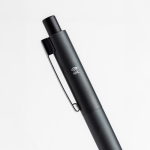 Stylo en aluminium rétractable avec détails argentés encre bleue