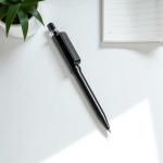 Stylo en ABS recyclé à mécanisme rétractable encre bleue couleur noir vue d'ambiance