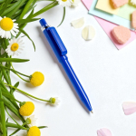 Stylo en ABS recyclé à mécanisme rétractable encre bleue vue d'ambiance