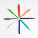 Stylo en ABS recyclé à mécanisme rétractable encre bleue vue d'ambiance