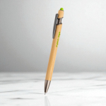 Stylo en bambou avec pointe tactile et détails métalliques encre bleue couleur vert clair vue d'ambiance