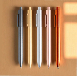 Stylo écologique avec clip intégré et relief à rayures encre noire vue d'ambiance