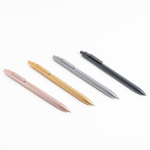 Stylo écologique avec clip intégré et relief à rayures encre noire vue plusieurs couleurs