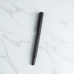 Roller métallique avec capuchon gravé et clip étroit encre noire vue d'ambiance