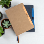 Carnet écologique avec support latéral pour stylo A5 pages lisses vue d'ambiance