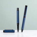 Set stylo et roller en acier et aluminium avec relief encre noire vue d'ambiance