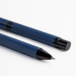 Set stylo et roller en acier et aluminium avec relief encre noire