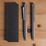 Set stylo et roller en aluminium design hexagonal encre noire vue d'ambiance