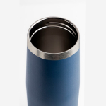 Gourde thermos en inox avec couvercle en bambou naturel 550ml vue d'ambiance