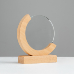 Trophée en bois et verre au design globe avec boîte cadeau vue d'ambiance