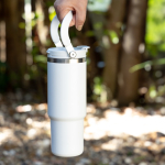 Mug isotherme en inox avec double couvercle et anse pliable 900ml vue d'ambiance