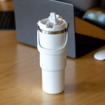 Mug isotherme en inox avec double couvercle et anse pliable 900ml Vue 1