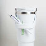 Mug isotherme en inox avec double couvercle et anse pliable 900ml vue du logo imprimé