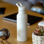 Bouteille thermos en inox avec anse fixe et paille pliable 500ml vue d'ambiance