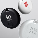 Traceur Bluetooth en plastique compatible Apple et Android vue du logo imprimé