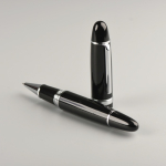 Stylo roller brillant avec détails chromés effet miroir, encre noire vue d'ambiance