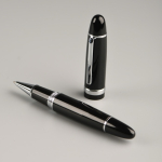Stylo roller brillant avec détails chromés effet miroir, encre noire Vue 1