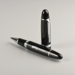 Stylo roller brillant avec détails chromés effet miroir, encre noire vue du logo imprimé
