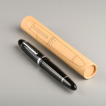 Stylo roller brillant avec détails chromés effet miroir, encre noire vue d'ambiance