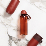 Gourde en plastique monochrome avec bouchon rond à anse 600 ml couleur bordeaux sixième vue