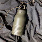 Gourde isotherme en inox recyclé avec bouchon à clic 500 ml couleur vert olive troisième vue