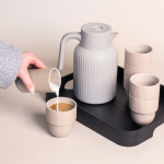 Carafe isotherme avec motif de rayures verticales 1,5L couleur beige deuxième vue