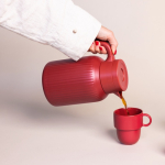 Carafe isotherme avec motif de rayures verticales 1,5L couleur rouge foncé deuxième vue