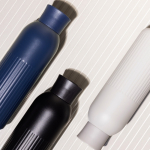 Bouteille isotherme en acier recyclé avec bouchon à pression 500ml couleur bleu foncé troisième vue