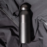 Gourde isotherme en acier monochrome avec bouchon rond à anse 500 ml couleur noir deuxième vue