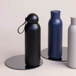 Gourde isotherme en acier monochrome avec bouchon rond à anse 500 ml couleur noir quatrière vue