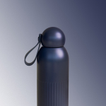 Gourde isotherme en acier monochrome avec bouchon rond à anse 500 ml couleur bleu foncé deuxième vue