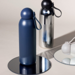 Gourde isotherme en acier monochrome avec bouchon rond à anse 500 ml couleur bleu foncé troisième vue