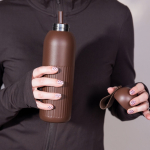 Gourde isotherme en acier monochrome avec bouchon rond à anse 500 ml couleur marron foncé deuxième vue