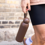 Gourde isotherme en acier monochrome avec bouchon rond à anse 500 ml couleur marron foncé troisième vue