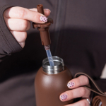 Gourde isotherme en acier monochrome avec bouchon rond à anse 500 ml couleur marron foncé quatrière vue