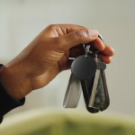 Localisateur d’objets avec porte-clés compatible avec Apple et Android couleur noir quatrière vue