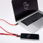 Tour de cou impression intégrale pour téléphone avec chargeur Type C couleur rouge