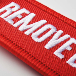 Étiquette brodée personnalisable en polyester avec anneau couleur rouge cinquième vue
