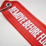 Porte-clés personnalisable en forme d’étiquette avec côté en pointe couleur rouge cinquième vue