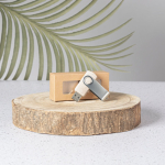 Clé USB en paille de blé avec clip métallique pivotant couleur gris clair vue d'ambiance
