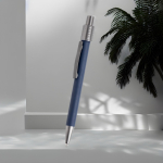 Stylo en aluminium à finition caoutchoutée avec spinner et encre bleue couleur bleu marine vue d'ambiance