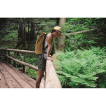 Chapeau en paille de papier avec bande en polyester noir couleur beige vue d'ambiance