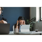 Gobelet en plastique et silicone avec couvercle coulissant 330 ml couleur gris deuxième vue d'ambiance