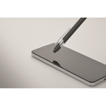 Stylo en aluminium recyclé avec finition caoutchoutée encre bleue couleur noir cinquième vue photographique